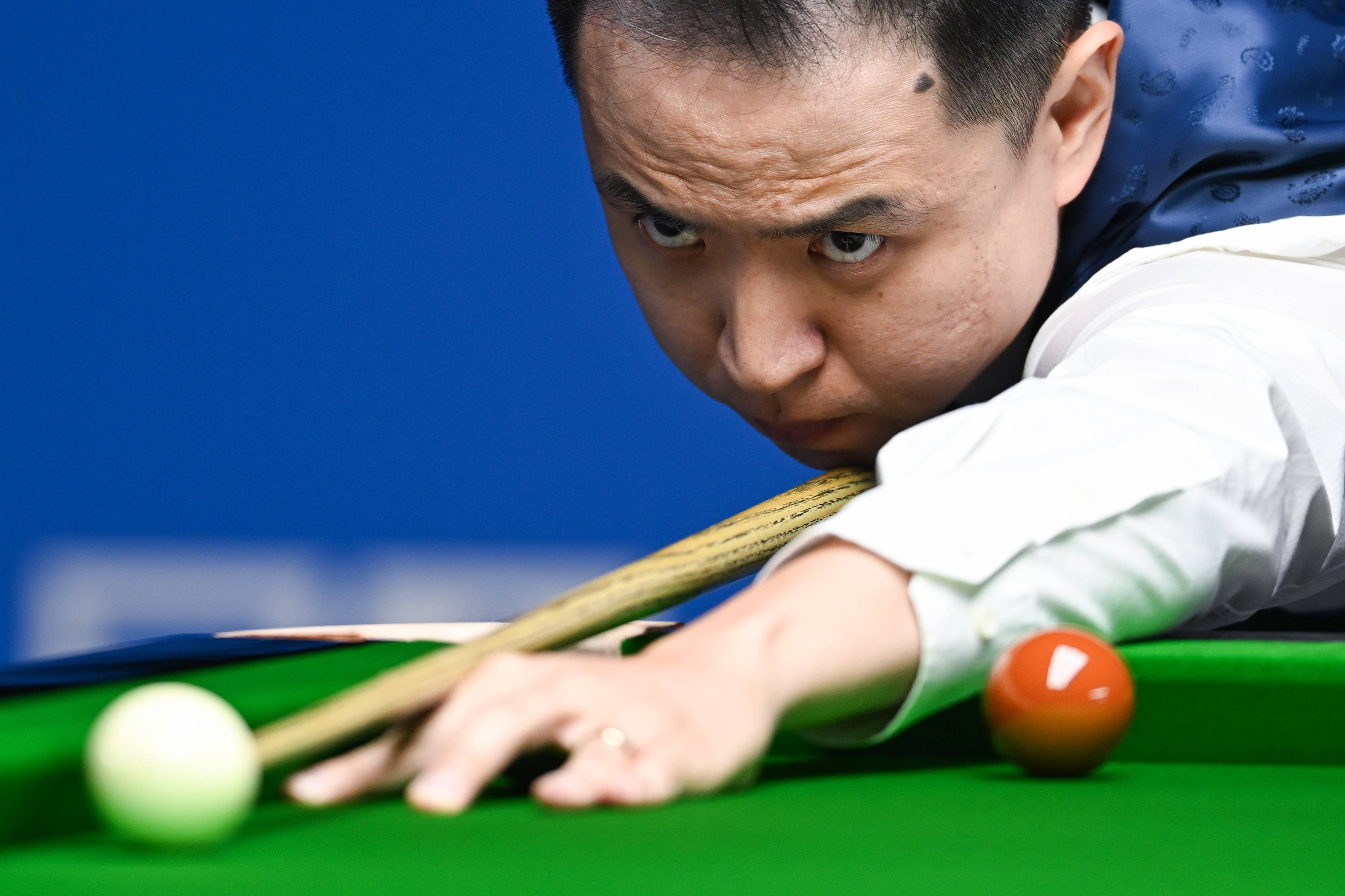 在防守端保 在防守端保